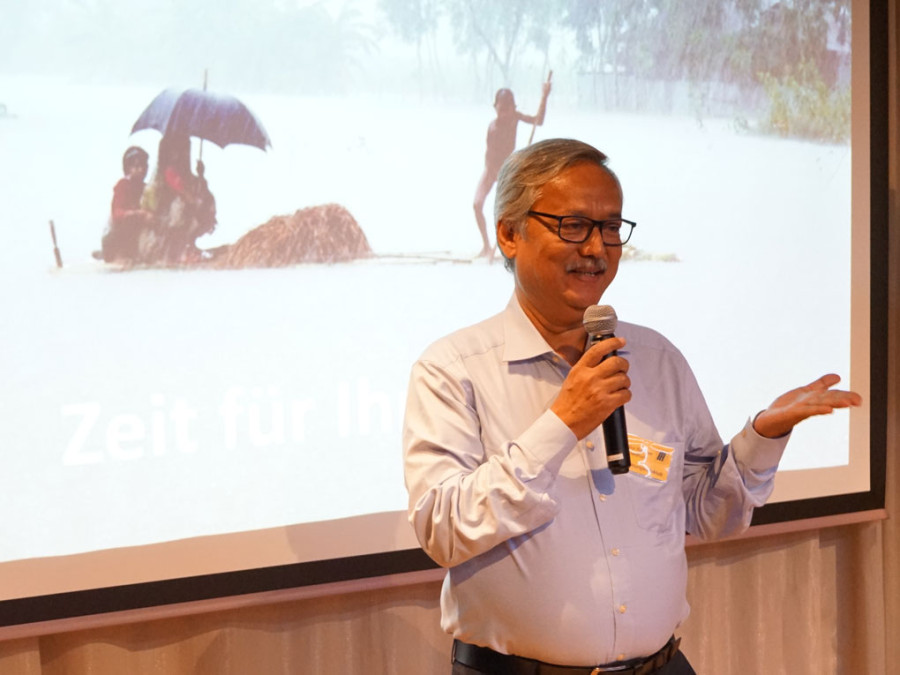 Habibur Rahman Chowdhury, Netz Bangladesch hält einen Vortrag über Klimawandel(n) - Was kann ich tun, beim Entwicklungshilfeklub