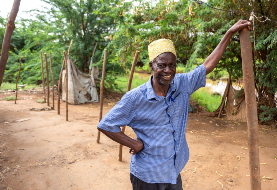 Omar aus Mororo in Kenia, der dank dem ihm von Oxfam bereitgestellten Saatgut nun wieder Gemüse anbauen kann.