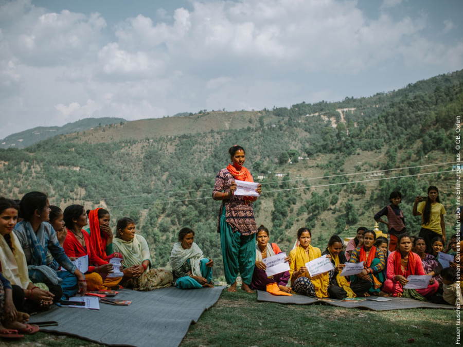 Frauen in Nepal bei einem Zusammenschluß gegen häusliche Gewalt. Spenden auch Sie, damit die Frauen Hilfe erhalten und die Möglichkeit bekommen, sich über ihre Rechte zu informieren.