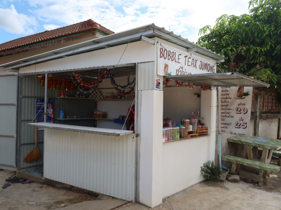 Durch einen Laden, wie den hier fotografierten Bubble Tea Stand können die Familien in Zukunft selbst für die Kinder sorgen.