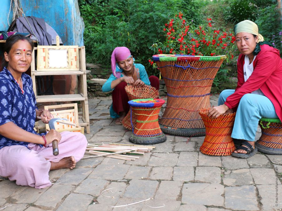 Deepa, Jamuna und Nirmala haben es dank der Kurse geschafft, ihr eigenes Geschäft zu eröffnen und stellen nun Gegenstände aus Bambus her.