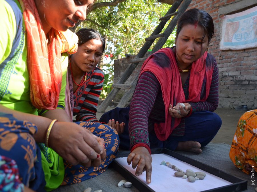 Unsere Partner-Organisation Oxfam unterstützt deshalb Frauen in ländlichen Regionen Nepals, sich zu Gruppen zusammenzuschließen und gemeinsam eine Einkommensquelle aufzubauen.