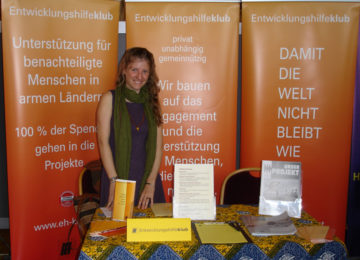 Mitarbeiterin beim Stand der Freiwilligenmesse