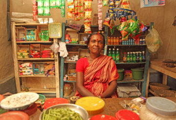 Frau in ihrem eigenen kleinen Laden