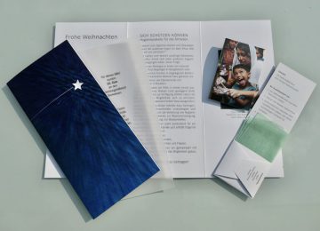 Weihnachts-Anstatt-Billet aufgeklappt und in geschlossenem Zustand.