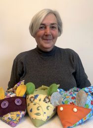 Marianne Rybaczek mit selbstgenähten Dinkelmäusen