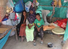 Eine Familie in ihrer bedürftigen Unterkunft im Jemen, Krieg, Familien, Kinder, Wasser, Hunger, Armut, Hygiene, Friede, Katastrophenhilfe,