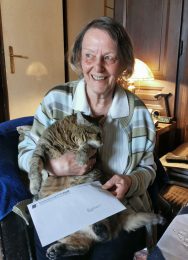 Frau und Katze mit Brief