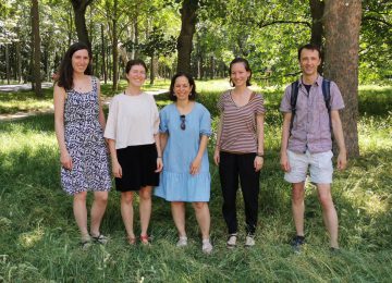 Team Entwicklungshilfeklub, 4 Frauen und ein Mann stehen auf einer Wiese