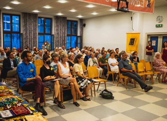 Gäste des Klubfest sitzend in einem Saal und den Vorträgen über unsere Projekte in Libanon und Bangladesch lauschend