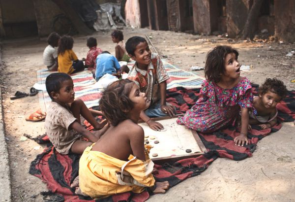Aber an zwanzig Kontaktpunkten in Delhi können sie mit den Sozialarbeitern der Hilfsorganisation butterflies in Kontakt kommen. Zu spielen ist für diese Kinder ein seltenes Vergnügen, und so kann der erste Kontakt hergestellt werden. Straßenkinder spielen ein Brettspiel