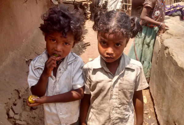 Die Kinder aus niederen Kasten und ethnischen Minderheiten führen ein schweres Leben in Indien. Ausgegrenzt und diskriminiert leben sie mit ihren Familien am Rand der Gesellschaft in extremer Armut. Zwei indische Kinder blicken in die Kamera