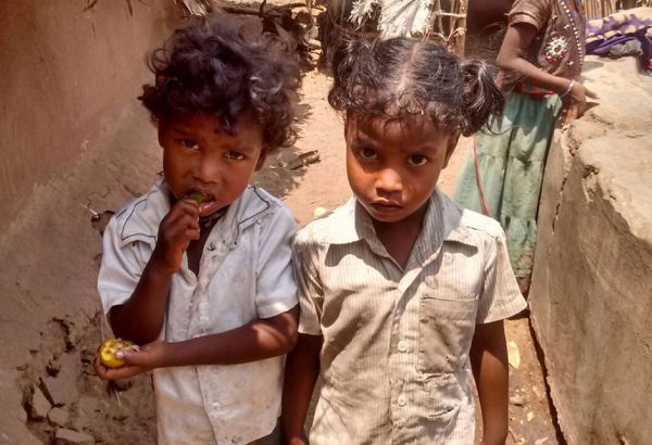 Die Kinder aus niederen Kasten und ethnischen Minderheiten führen ein schweres Leben in Indien. Ausgegrenzt und diskriminiert leben sie mit ihren Familien am Rand der Gesellschaft in extremer Armut. Zwei indische Kinder blicken in die Kamera
