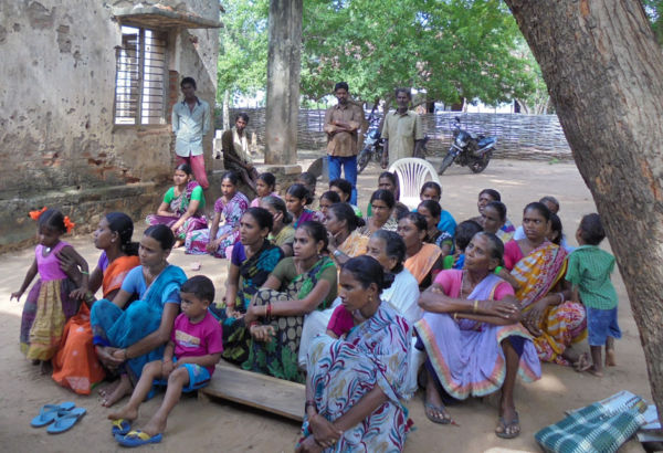 Auf die Einbeziehung der Eltern wird sehr viel Wert gelegt. Sie werden bei der Einschulung ihrer Kinder unterstützt und laufend in den Schulfortschritt ihrer Kinder eingebunden. Indische Frauen und Kinder sitzen auf dem Erdboden