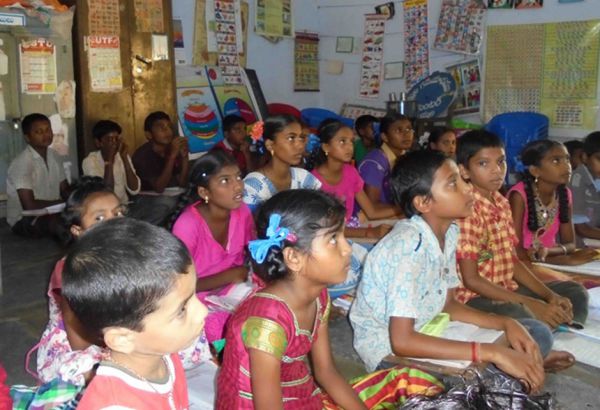 Viele der Mädchen und Buben brechen die Schule bereits nach kurzer Zeit wieder ab, da sie im Unterricht nicht mitkommen und ihre Eltern, selbst AnalphabetInnen, sie nicht unterstützen können. Indische Schüler und Schülerinnen sitzen in einem Klassenzimmer