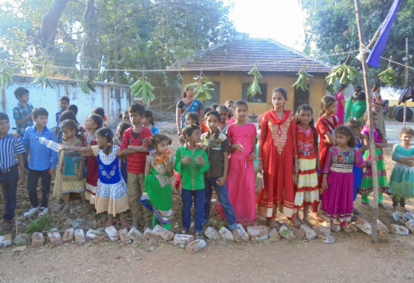 Um rund 700 Kindern extrem armer Familien einen positiven Schulabschluss zu ermöglichen, hat unsere indische Partner-Organisation Village Reconstruction Organisation ein umfassendes Bildungsprogramm ausgearbeitet. Indische Kinder stehen am Straßenrand
