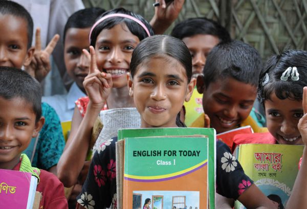 Die SchülerInnen lernen dem staatlichen Lehrplan entsprechend Englisch, Bengali, Mathematik sowie Umwelt- und Sozialkunde. Alle SchülerInnen nehmen am Ende der 5. Klasse an der staatlichen Grundschul-Abschlussprüfung teil. GrundschülerInnen zeigen ihre Lernunterlagen