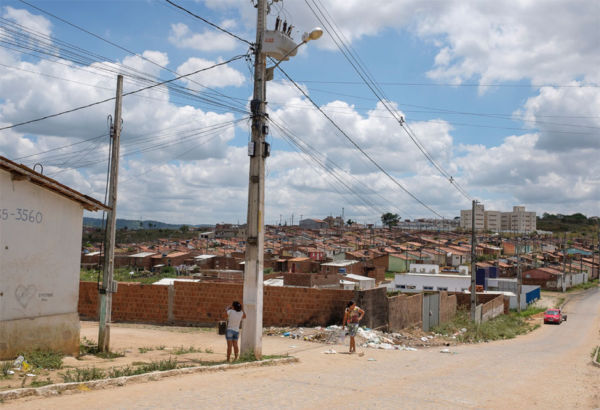 In den Favelas am Rande von Vitória de Santo Antão, einer Großstadt
50 Kilometer westlich von Recife, leben viele Familien unterhalb der Armutsgrenze. Zwei Frauen stehen vor einer Favela