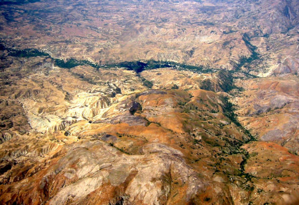 97 Prozent des gebirgigen Teils von Haiti sind heute stark erodiert und verkarstet. Das tropische Paradies, das Columbus begeistert hatte, ist durch exzessive Abholzung verschwunden, die Existenzgrundlage der Bauern vernichtet. Gebirge aus Luftperspektive mit wenig Vegetation