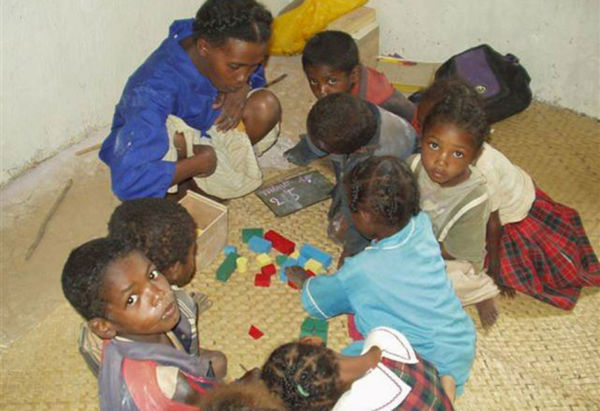 Der Lernstoff wird möglichst spielerisch und kindgerecht aufbereitet, daher sind die Kinder immer mit großem Eifer bei der Sache. Kinder lernen mit Bauklötzen