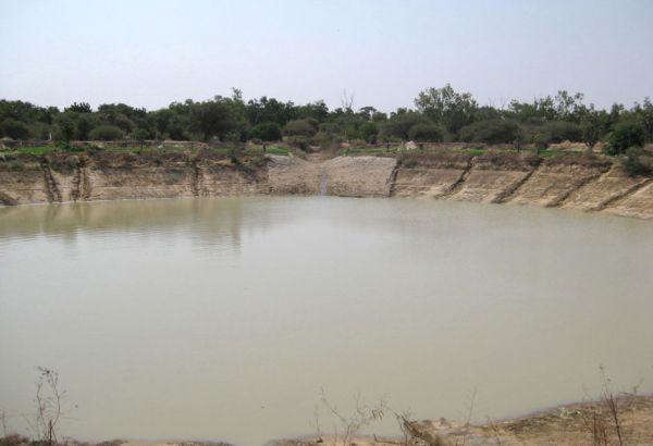 Nun soll auch in dem Dorf Lerbou ein Bouli entstehen. Rund um das
Wasserreservoir, das einen Durchmesser von etwa 70 Metern hat, werden
Gemüsegärten und außen herum ein Waldgürtel angelegt.
© Misereor/UFC Dori Wasserreservoir