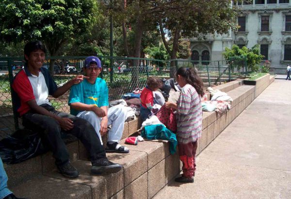 Die Gruppen haben bestimmte Plätze, wo sie sich tagsüber und auch nachts treffen. Hier halten sie sich auf, um zusammen zu kommen und sich auszutauschen.
Und hier finden sie auch die SozialarbeiterInnen von Mojoca. Obdachlose Jugendliche sitzen auf öffentlichem Platz