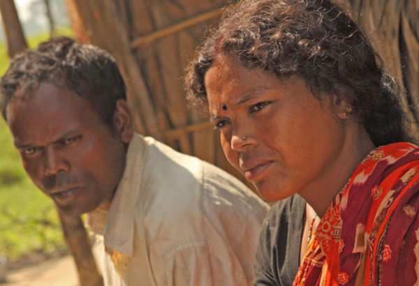 In Bangladesch ist Mangel- und Unterernährung ein weit verbreitetes Problem. Jeder fünfte Einwohner gilt als chronisch unterernährt.
Oft reicht es nur für eine einzige Mahlzeit am Tag - eine kleine Schüssel mit Reis. Sitzende Frau mit schlafendem Kleinkind, neben ihr sitzt ein Mann