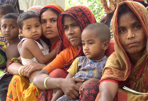 Um das Gemeinschaftsgefühl zu stärken und die Dorfgemeinschaft näher zusammenzubringen entscheiden die Dorfbewohner selbst, welche Familien zuerst Bäume erhalten sollen. Die Auswahl erfolgt nach strengen Kriterien. Frauen im Sitzen mit ihren Kindern auf dem Schoß