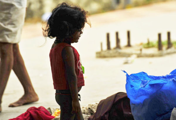 In der 4,7 Millionenstadt Chennai leben und arbeiten tausende Kinder auf der Straße. Sie gehen betteln, sammeln Müll, putzen Schuhe oder verkaufen Tee. Kleines Mädchen vor Müllsack