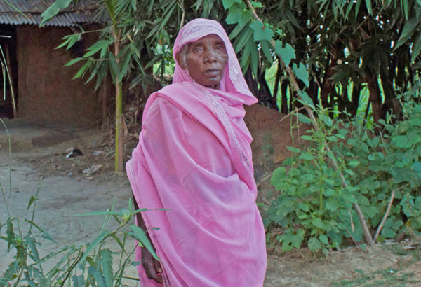 Etwa 20 Prozent der Bevölkerung von Bangladesch leben in extremer Armut. Witwen und alleinerziehende Mütter sind am stärksten betroffen. Hunger ist ihr ständiger Begleiter. Ältere arme Frau