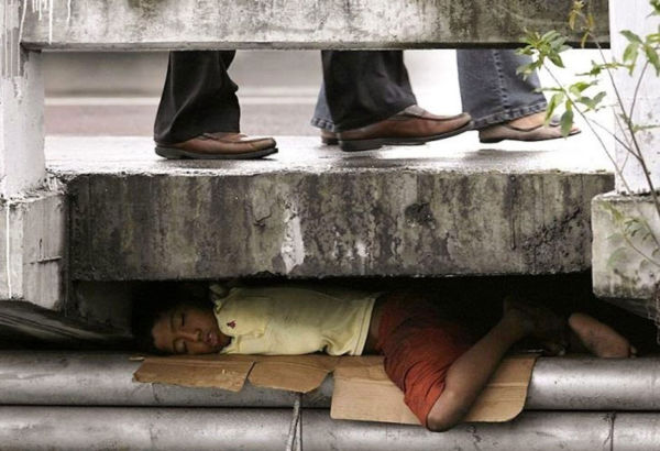 Die Zahl der Kinder und Jugendlichen, die in Cajamarca auf der Straße arbeiten und leben, wächst immer weiter an.
Die Familien sind zu arm, sie können ihre Kinder nicht mehr ernähren.
Auf sich allein gestellt, müssen sie sich durchschlagen. Schlafendes Straßenkind unter dem Gehsteig