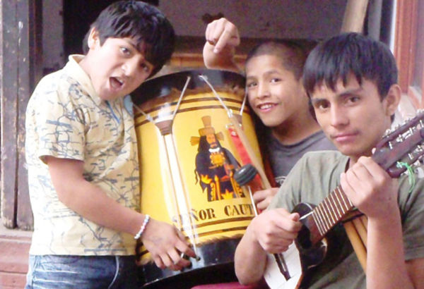 Die Zahl der Kinder und Jugendlichen, die in Cajamarca auf der Straße arbeiten und leben, wächst immer weiter an. Sie sind auf sich allein gestellt und arbeiten bis spät in der Nacht auf der Straße: verkaufen Süßigkeiten, singen und musizieren in Restaurants, Bars und Überlandbussen, passen auf Autos auf, putzen Schuhe, betteln und verüben kleine Diebstähle. Gruppe von Kinder singen um Geld zu verdienen