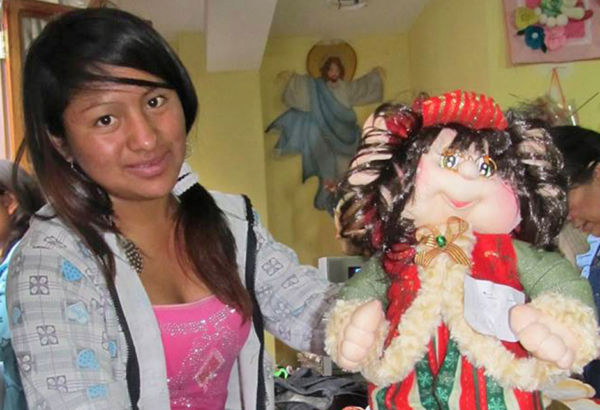 Viele der selbst hergestellten Produkte werden verkauft.
So verdienen sich die Kinder und Jugendlichen ein Taschengeld und erkennen wie wichtig es ist, ein Handwerk zu beherrschen. Junges Mädchen mit ihrer selbstgenähten Puppe