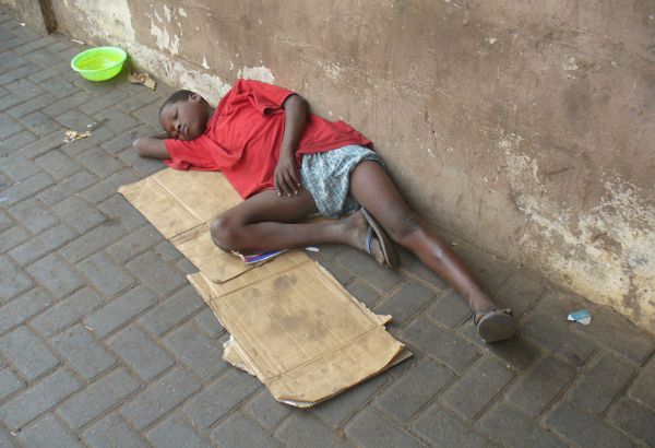 In der Großstadt Kumasi leben tausende Kinder im Alter zwischen fünf und
18 Jahren auf der Straße. Viele davon sind Mädchen. Sie strömen in die Stadt, in der Hoffnung, dort ein Leben ohne Armut zu finden. Auf der Straße schlafender Jugendlicher