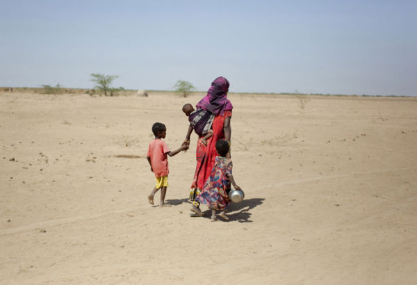 Den Familien steht insgesamt mehr Wasser zur Verfügung, für das sie zudem kein Geld mehr ausgeben müssen. Das gefilterte Wasser verringert die Gefahr von Krankheiten, die Gesundheit der Dorfbevölkerung steigt. Frau mit Kindern geht Richtung Wüste
