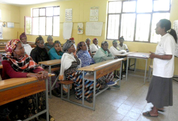 Ohne Bildung sind sie in ihren traditionellen Rollen gefangen, können außerhalb des Hauses keiner bezahlten Arbeit nachgehen und somit auch nicht zum Familieneinkommen beitragen. (c) Misereor Frauen im Klassenzimmer