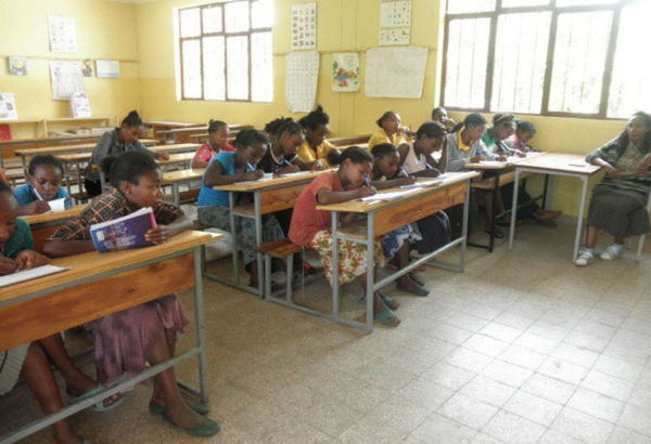 Sie erhalten hier außerdem Informationen zu Themen wie Gleichberechtigung und Wichtigkeit von Bildung und Ausbildung. (c) Misereor Mädchen schreiben in einem Klassenzimmer