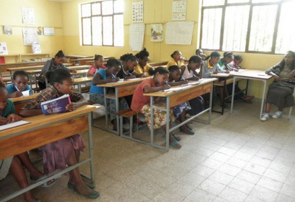 Sie erhalten hier außerdem Informationen zu Themen wie Gleichberechtigung und Wichtigkeit von Bildung und Ausbildung. (c) Misereor Mädchen schreiben in einem Klassenzimmer