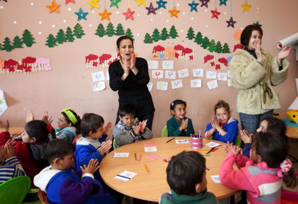 Die Kleineren nehmen am Vorschulunterricht teil. Hier werden sie liebevoll betreut und mit Spiel und Spaß ans Lernen herangeführt. Die Kinder, die alle auf sehr beengtem Wohnraum leben müssen und nicht selten tagsüber sich selbst überlassen sind, weil die Eltern Arbeit suchen, genießen das sehr.