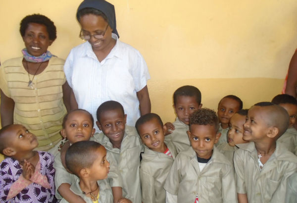 2008 entschlossen sich die Ordensschwestern, das Zentrum mit einer Kindertagesstätte zu erweitern,
um armen Familien, und vor allem alleinerziehenden Müttern, eine Kinderbetreuungsmöglichkeit zu bieten.