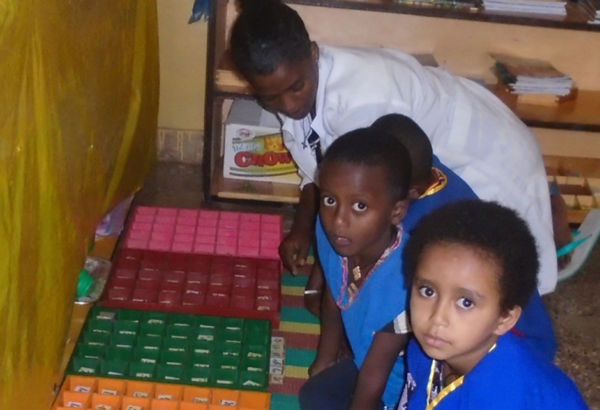 Ausgebildete Montessori-KindergartenpädagogInnen kümmern sich liebevoll um die in fünf Altersgruppen aufgeteilten Mädchen und Buben und fördern sie auf vielfältige Art und Weise.