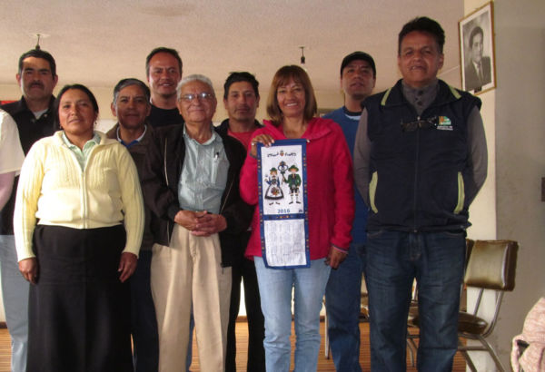 Seit 1960 setzt sich unser Projektpartner Ceas für die Verbesserung der Lebensbedingungen von indigenen Familien in den Anden Ecuadors ein. Im Büro in der Provinzhauptstadt Riobamba sind neun hauptamtliche und zehn ehrenamtliche MitarbeiterInnen tätig.