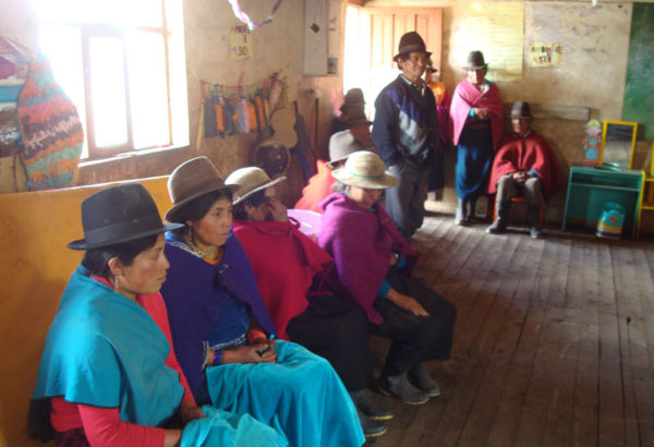Die kleinbäuerlichen Familien der Provinz Chimborazo können von den spärlichen Erträgen ihrer Felder kaum leben. Denn unkontrollierte Abholzung, intensive Landwirtschaft und mangelnde Aufforstung haben die sensible Vegetationszone in den Anden aus dem Gleichgewicht gebracht.