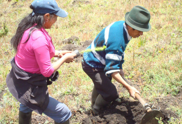In vielen Dörfern haben die Familien keinen Zugang zu sauberem Trinkwasser. Mit Kübeln und Kanistern holen die Frauen und Kinder das Wasser von den weit entfernten Quellen. Dieses reicht für den täglichen Gebrauch und die notwendige Hygiene meist nicht aus.