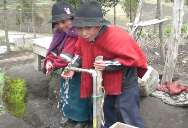 Viele Dorfvorsitzende nehmen daher den weiten Weg nach Riobamba auf sich, um an die Türen von Ceas zu klopfen. Sie wissen um die Vorteile von Aufforstung und sauberem Wasser und möchten mit der Unterstützung von Ceas selbst ihre Lebensumstände verbessern.