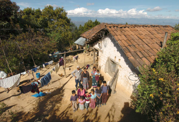 Die meisten indigenen Familien im Hochland von Guatemala leben in großer Armut und Abgeschiedenheit. Es mangelt an sauberem Trinkwasser, Hygiene und ärztlicher Versorgung.