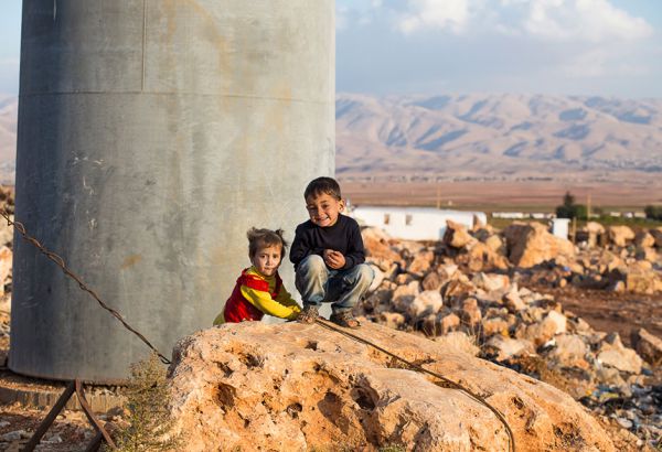 Sie haben die Kriegsereignisse und die traumatische Flucht aus ihrem Heimatland bereits hinter sich. Am Rand der libanesischen Hauptstadt Beirut versuchen ihre Familien, sich ein neues Leben aufzubauen.