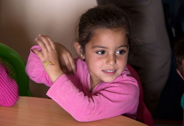 Weil sie oft durch Krieg und Flucht traumatisiert sind, brauchen sie Betreuung. PsychologInnen helfen, die seelischen Verletzungen der Kinder zu versorgen. Damit verschwindet die Angst und sie werden auch wieder lernfähig.