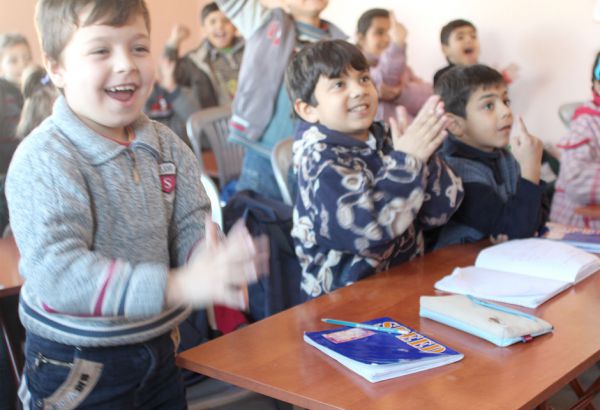 Ihre Eltern konnten sich nicht einmal die Schulbücher leisten. Durch dieses Projekt erhalten sie alle Lernmaterialien gratis.