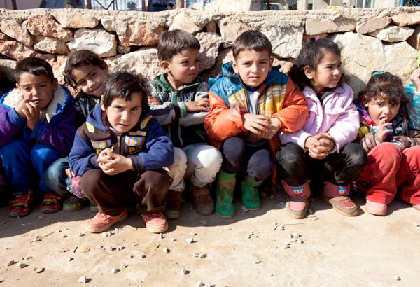 Zukunftschancen: Internationale Hilfslieferungen machten es möglich, dass diese Kinder warme Kleidung für den Winter bekamen. Aber sie wären eine verlorene Generation geworden, ohne Chancen, dem Elend jemals zu entkommen, wenn sie nicht die Möglichkeit erhalten hätten, in die Schule zu gehen und zu lernen.